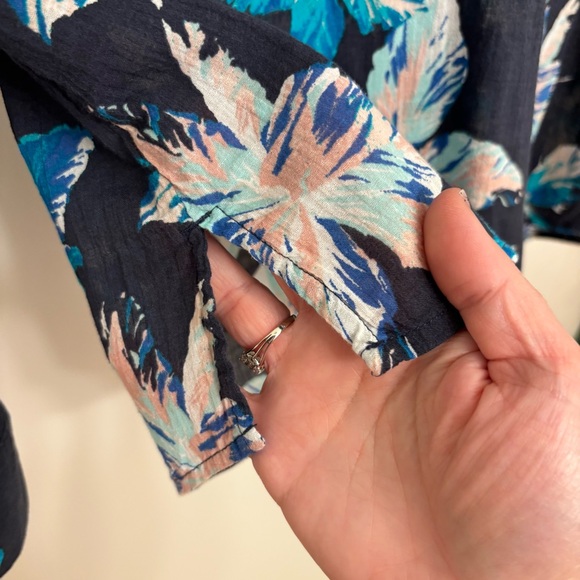 Carve Designs Floral Cotton Popover Gauze V-Neck Long Sleeve with Roll Tab XS - Picture 3 of 10